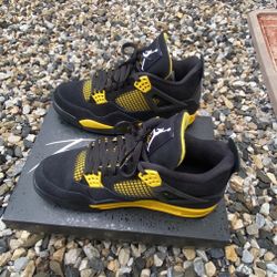 Jordan 4 “Thunder”