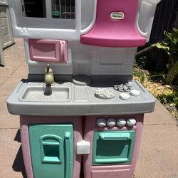 Kids kitchen set up , great condition, just needs a cleaning - OBO