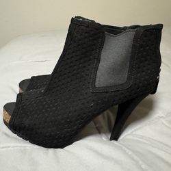 Woman’s 6.5 heel