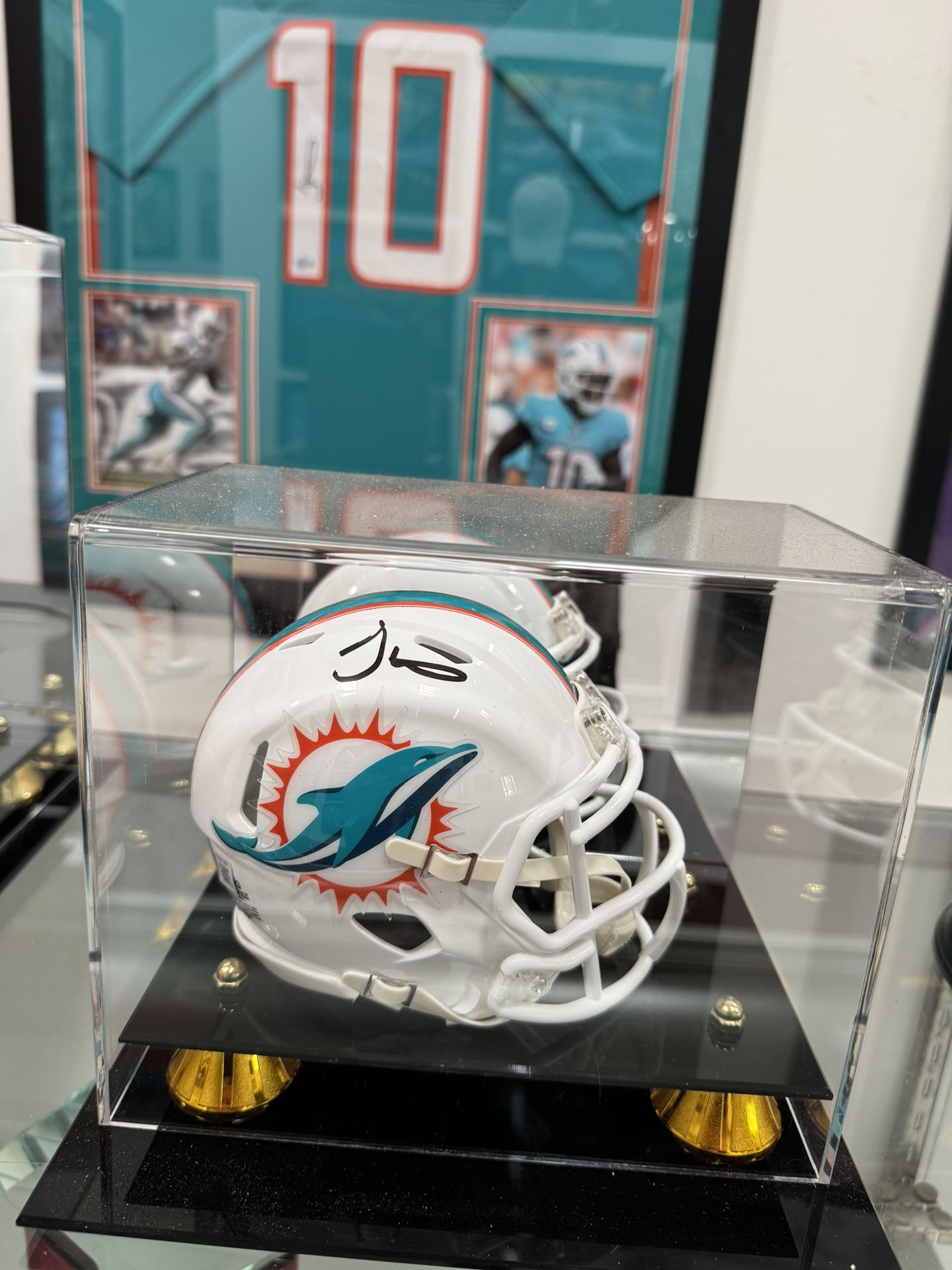 Autographed Tyreek Hill Miami Dolphins Mini Helmet - Beckett Authenticated