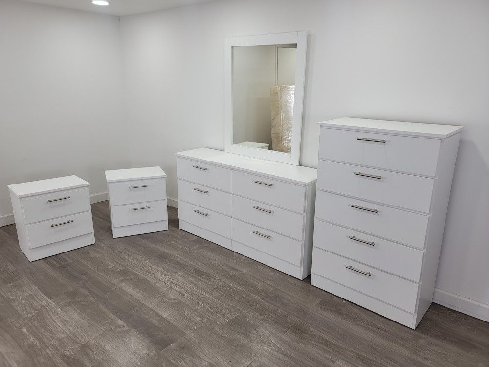 Juego De Cuarto. Comoda Con Espejo, Gavetero Y Mesas De Noche... Bedroom Set. Dresser With Mirror, Chest And Nightstands
