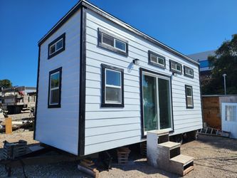 TINY HOUSE ON WHEELS PROFESSIONALLY BUILT W/ KITCHEN BATH LAUNDRY LOFT