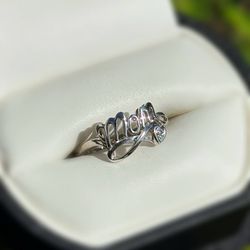 Jewelry 10k solid white gold word MOM ring sz 6.50