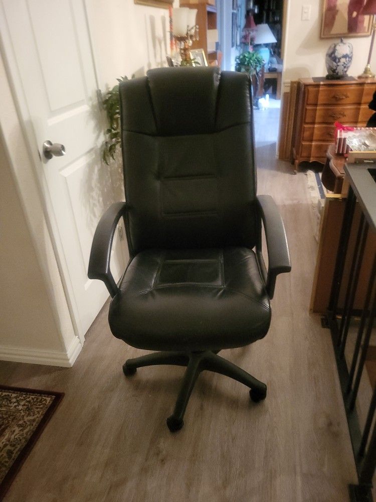 Black Tall  Black Executive Office  Chair.  Great Condition. 