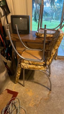 Tiny Table And 3 Chairs