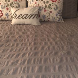 Gray Comforter With Two Pillow Cases Size:king