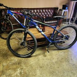 GT agreesor frame size M. WHEELS 27.