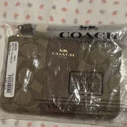 Coach - Corner Zip Wristlet (Gold/ Khaki) Saddle 2