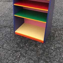 30”wx33”h Kids bookshelf very good condition