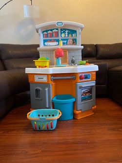 LITTLE TIKES KITCHEN AND ACCESSORIES