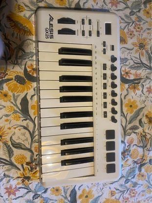 Alesis QX25