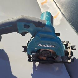 Makita 12v Saw. With Two Batterys 