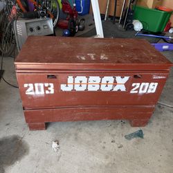 Jobsite storage chest/toolbox
