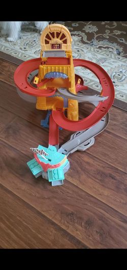 Lightning McQueen racetrack Selling as is