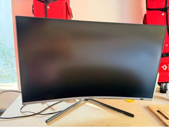 Almost new Samsung 32" UR59