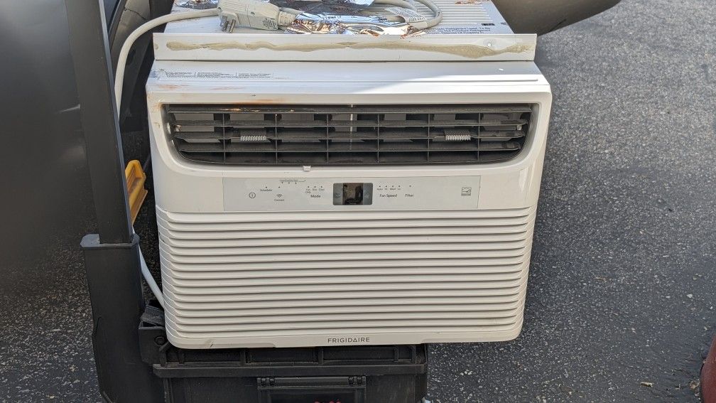 Frigidaire 12,000 BTU AC Unit