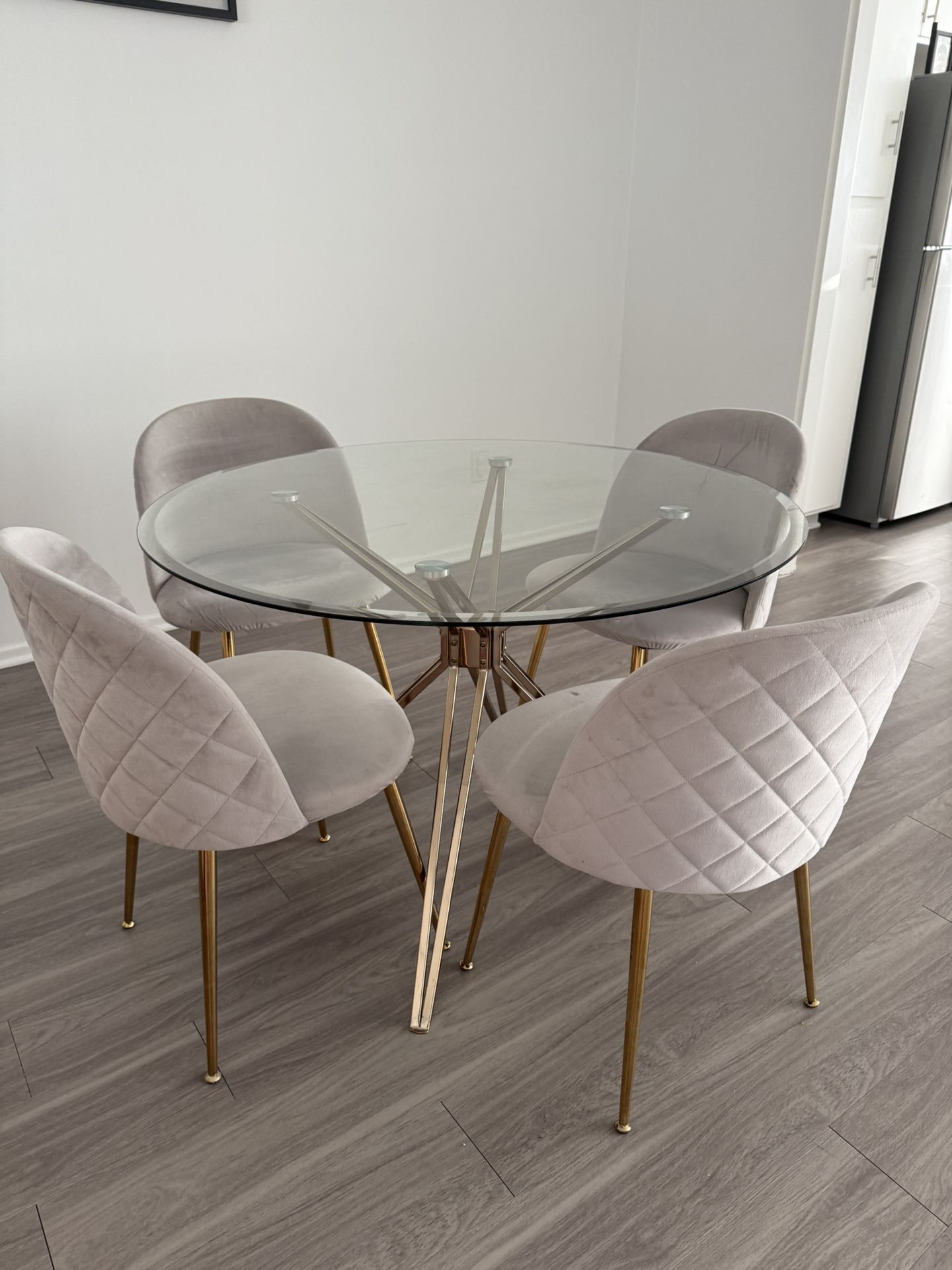 Dining table - 4 chairs