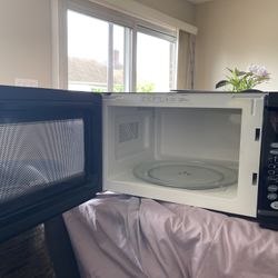 RCA 1000 Watts Microwave 