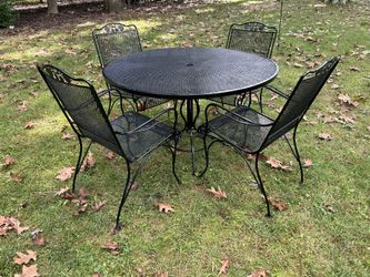 Beautiful Woodard Wrought Iron Patio Set Table & 4 Chairs