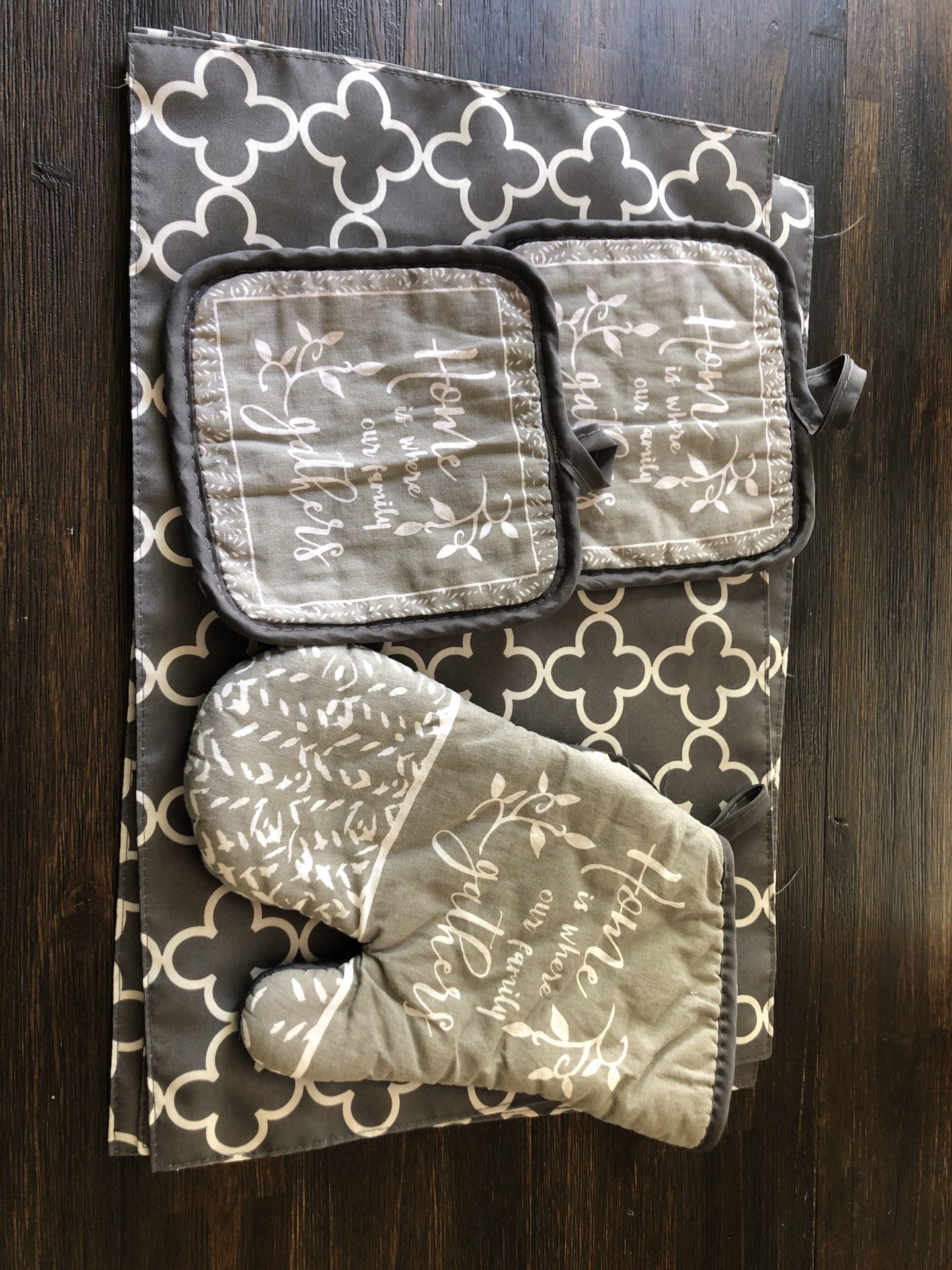 Matching Placemats and Oven Mits