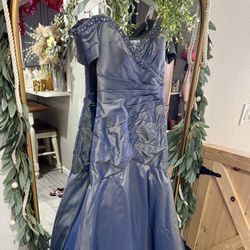 Avanti Gown /fits Small Use 