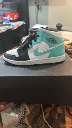 Jordan 1 Mid Tropical Twist Igloo