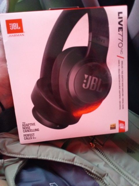 JBL Noise Cancelling Headphones Live 770