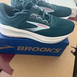 Brooks Female Tennis Shoes Size 9.5