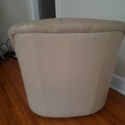 swirvel leather chair