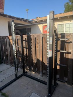 Half cage squat rack with pull up bar Read the ad