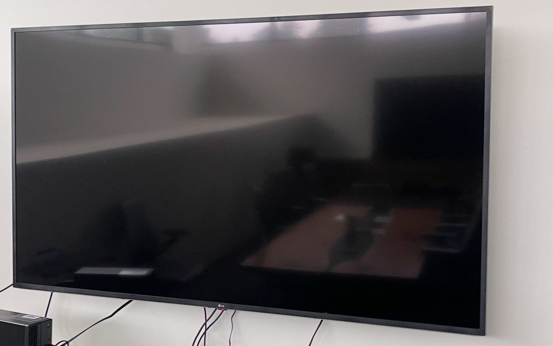 LG 70” Smart TV w Remote