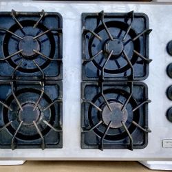 Frigidaire PLGC30S8CCA 30” Gas Cooktop – Stainless Steel, 4 Burners