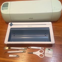 Cricut Explore 3 - NEVER USED!