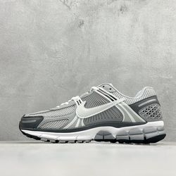 NIKE ZOOM Vomero 5