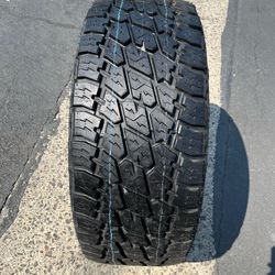 (1) 305/60R18 Nitto A/T