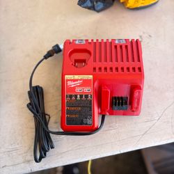Milwaukee M12 and M18 Battery Charger