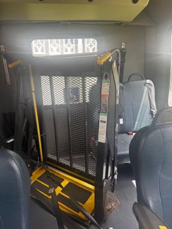 Hydraulic wheelchair lift platform