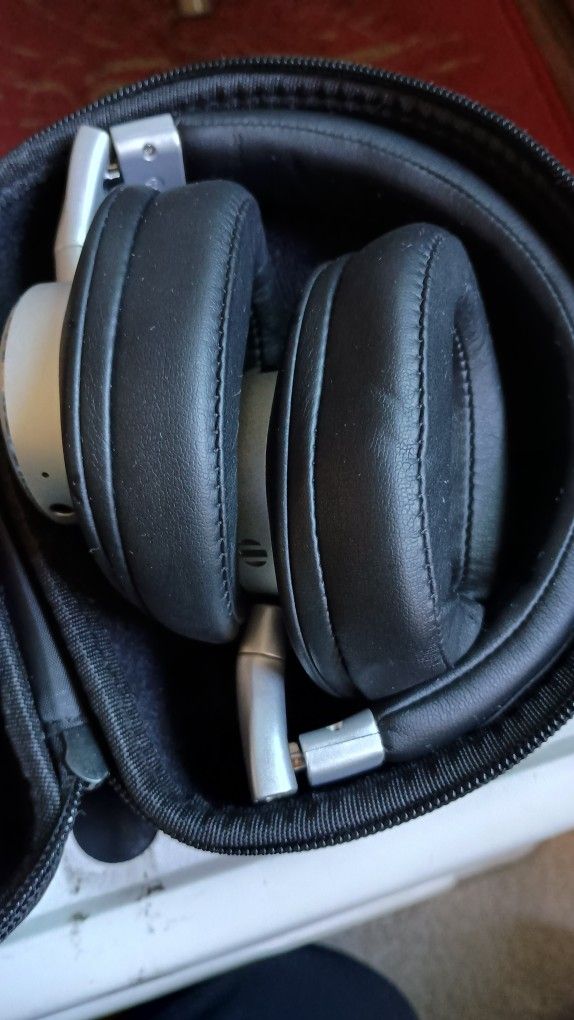 BOHM Headphone Audio Stereo like new with charging cable