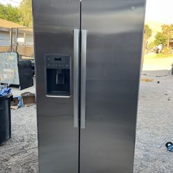 GE REFRIGERATOR 