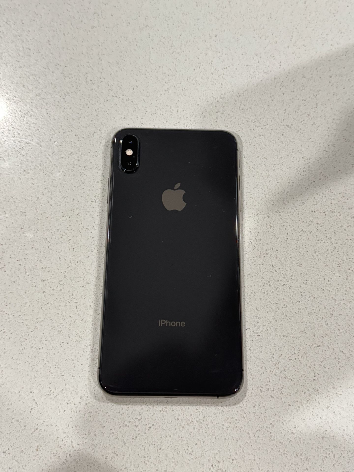 unlocked iphone XS max 256gb. perfect shape