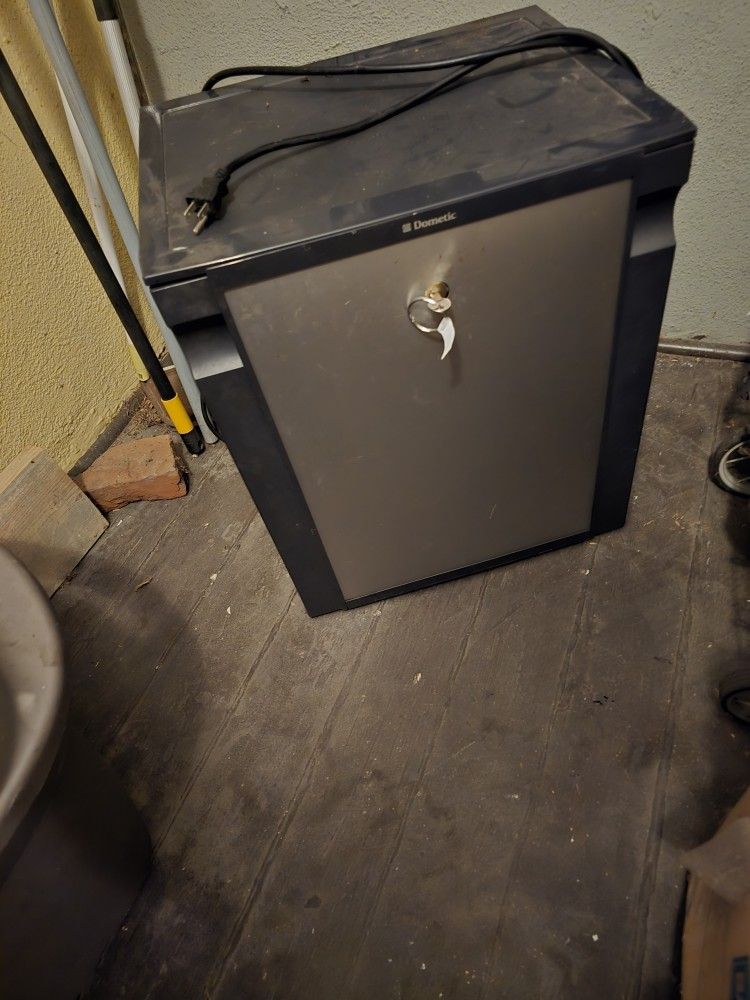 Mini fridge 25 dollars or best offer