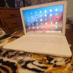 Excellent 13 inch Apple Macbook Laptop Computer With Intel Core 2 Duo Processor With Programs 