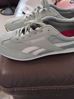 Ladies Reebok shoes/ New