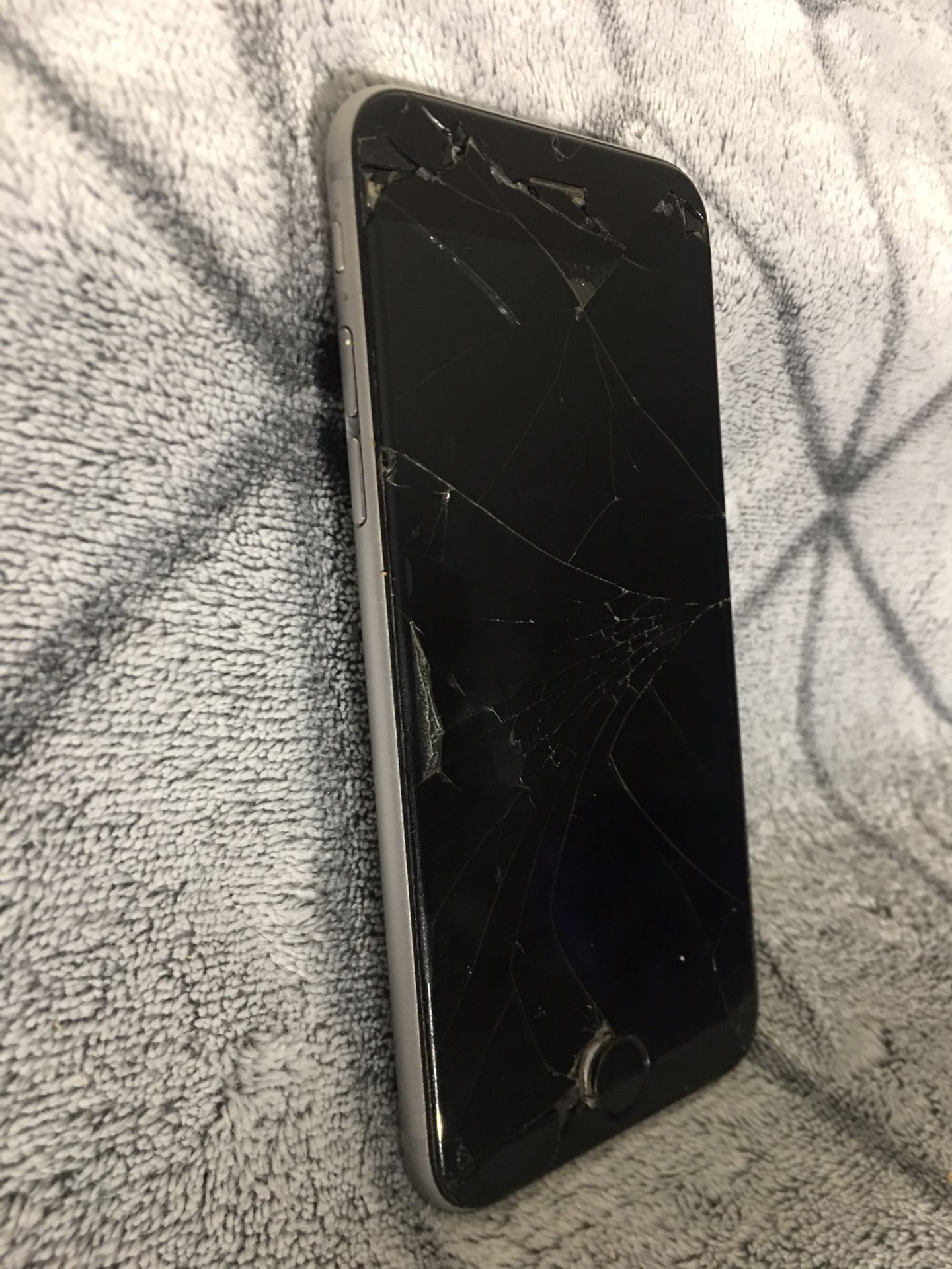 iPhone 6s (UNLOCKED!!) cracked screen