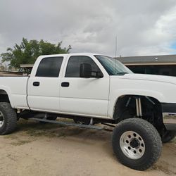 05 Chevy Duramax Diesel 6.6L 4x4