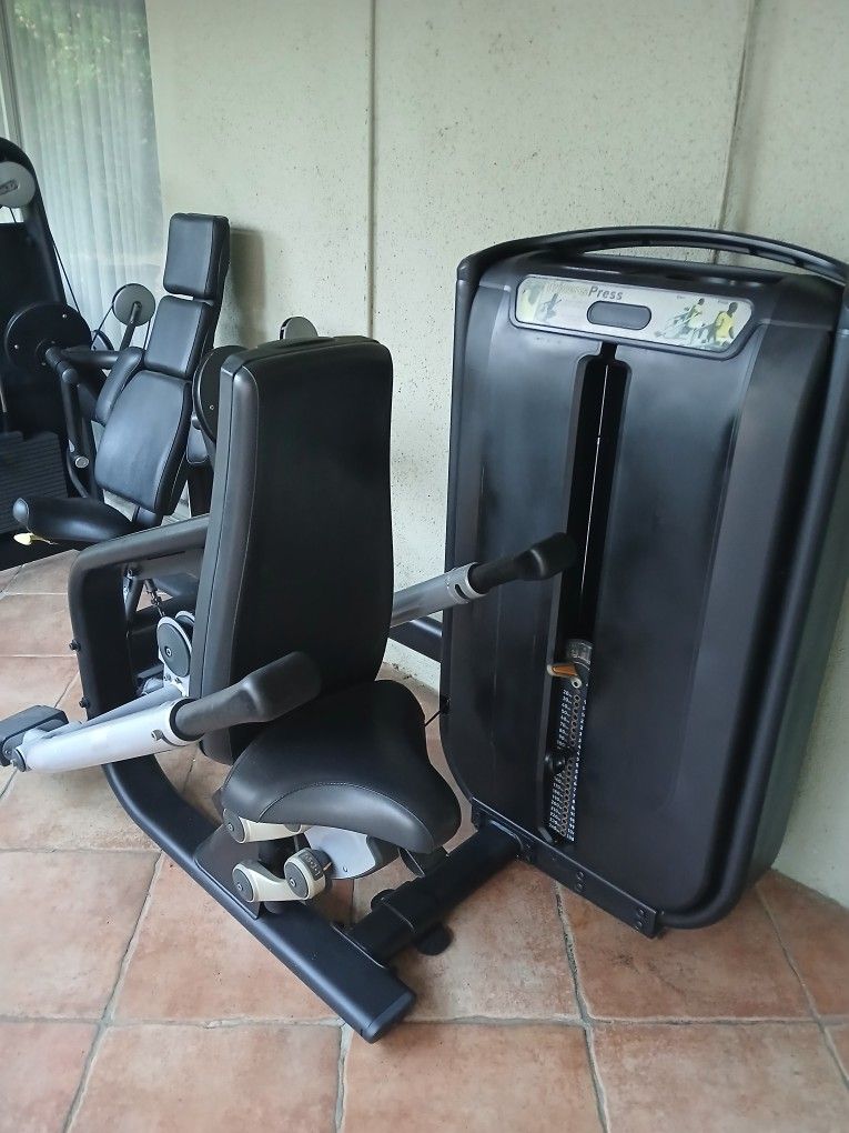 Matrix Fitness Seated Dip/Tricep Press, Life Fitness Hammer Strength ...