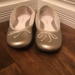 Like New Nordstrom Girls Silver Shoes Size 3