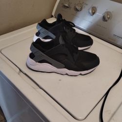 Nike Huaraches Size 10