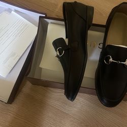 Size 9  Men Gucci Dress Shoes 