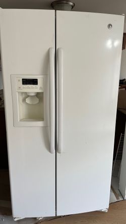 GE Side-by-Side Refrigerator – Great Condition!